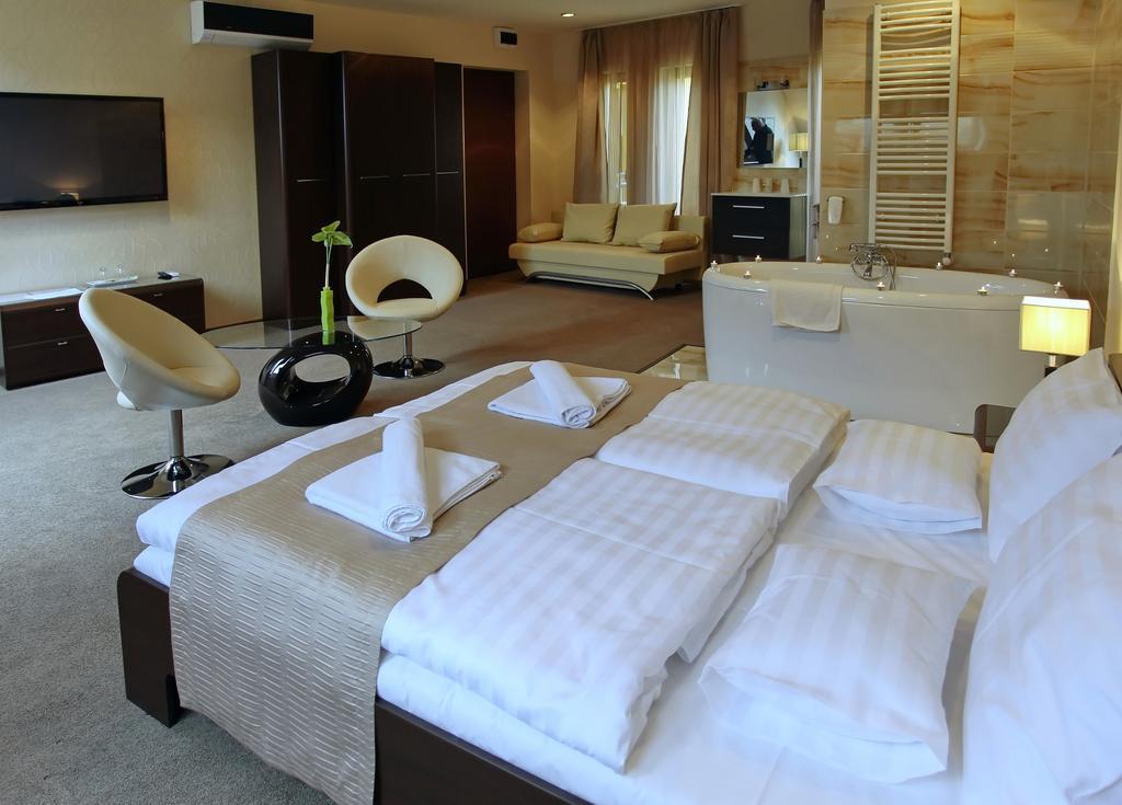 Hotel Brill Orosháza מראה חיצוני תמונה